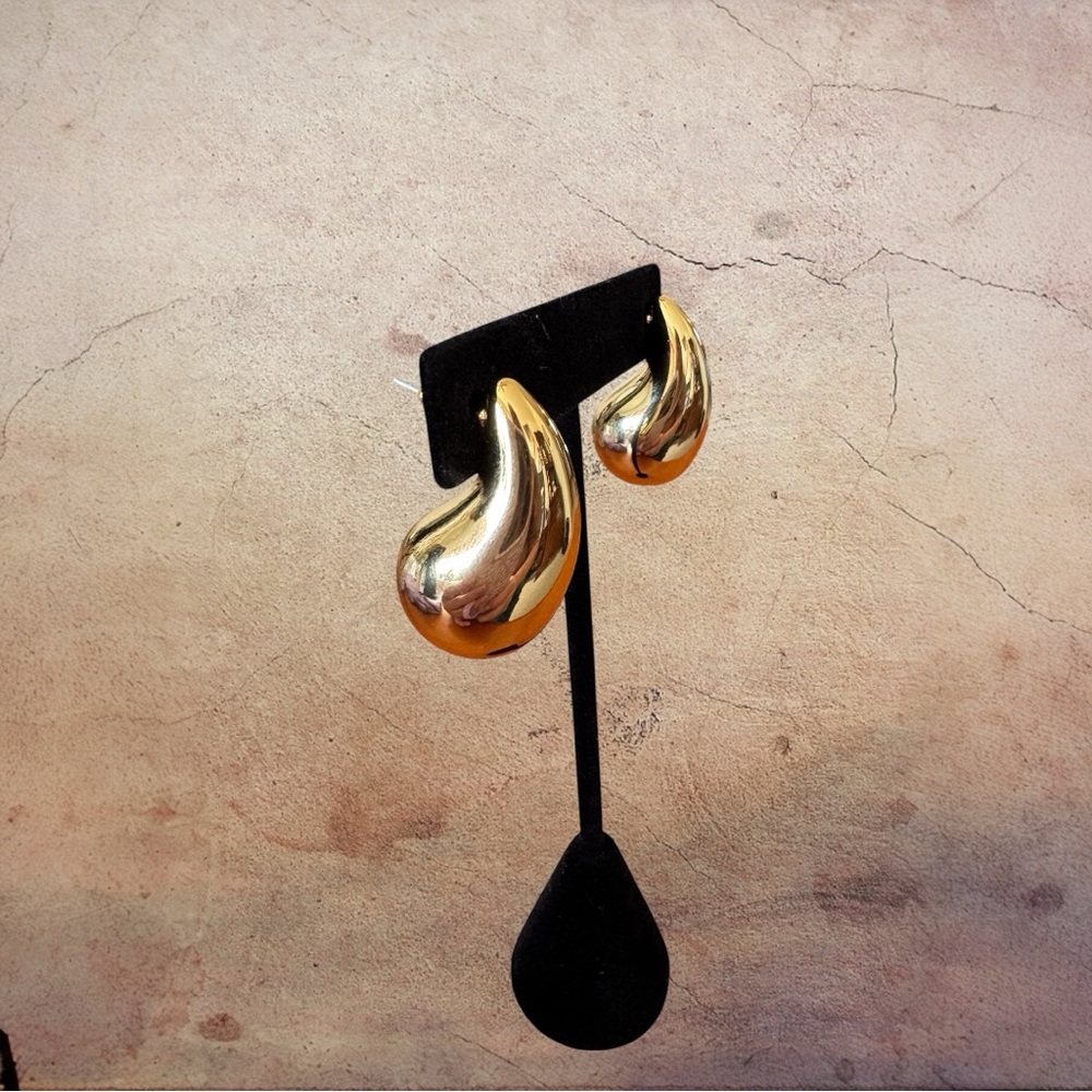 Women’s NWOT Gold colored teardrop post back earrings. Very light and shiny.